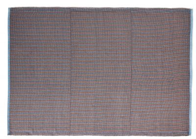 Tapis Teppich von Hay mit braunen und hellblauen horizontalen Streifen und hellblauer Umrandung.
